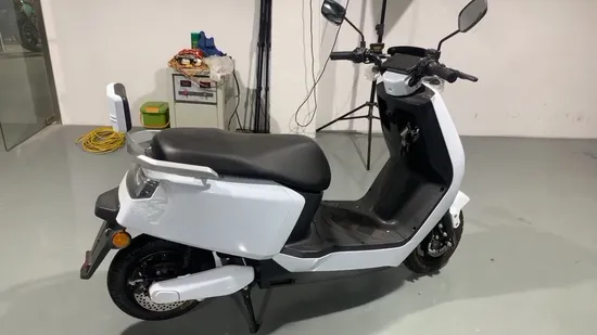 Zusammenklappbare, batteriebetriebene Gehhilfen zur Geschwindigkeitsanpassung, Modell Dyn30A, mit anhebbarer Armlehne für Personen mit eingeschränkter Mobilität